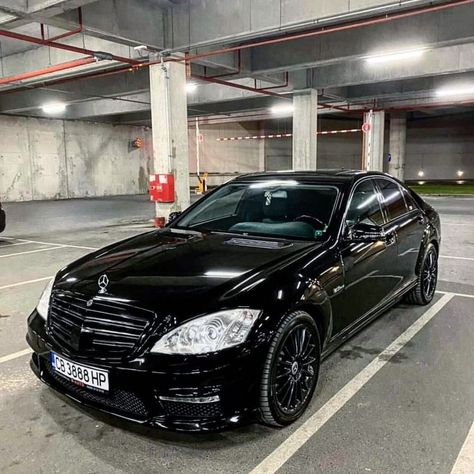 Luxury Cars Aesthetic, Garage Luxury, Wallpaper Sport, Mercedes Benz Sedan, Aesthetic Sport, Sport Wallpaper, Mercedes S63, Mercedes S550, Car Sport