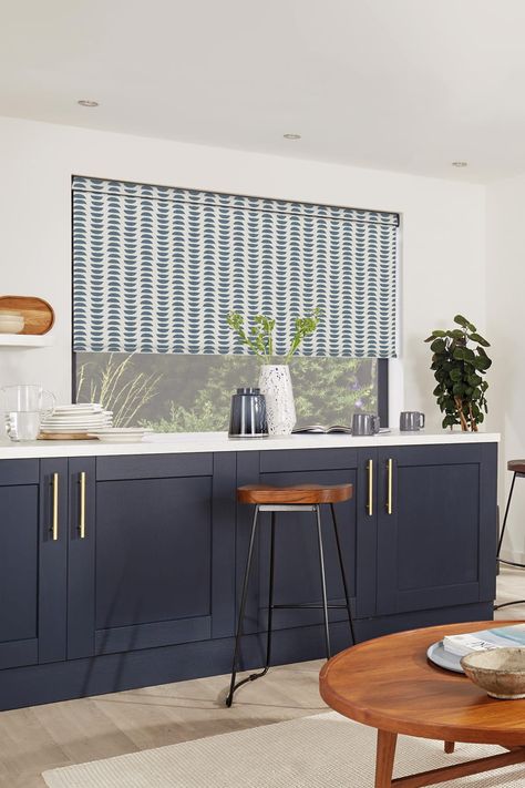 Blue and white ikat inspired patterned roller blinds in a modern kitchen Blinds For Kitchen Window, Blinds For Kitchen Window Ideas, Kitchen Window Ideas Modern, White Kitchen Blinds, Kitchen Blinds Above Sink, Kitchen Blinds Ideas, Blinds For Kitchen, Roller Blinds Kitchen, Roman Blinds Kitchen