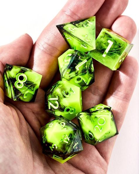 Dice Inspiration, Dice Ideas, Cool Dnd Dice, Geek Products, Pretty Dice, Green Dice, Dice Dragon, Diy Dice, Dice Goblin