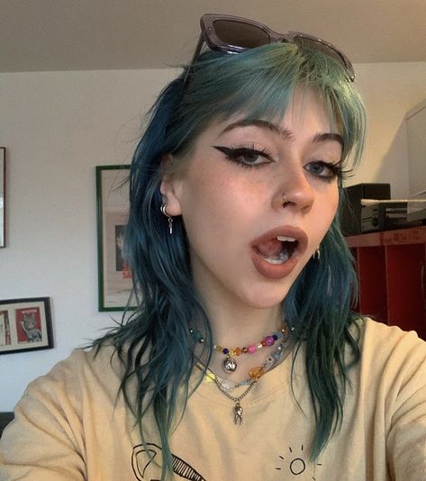 Wormsheriff Blue Hair, Dyed Hair Grunge, Blue Hair Green Eyes, Olivia Osby, Soulmate Au, Blue Haired Girl, Cute Hair Colors, Hair Tint, Dye Colors