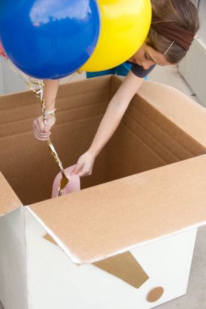 DIY Balloon Surprise Box | Studio DIY® Surprise Balloon Box Ideas, Decorate Room For Birthday Surprise, Disney Surprise Box Ideas, Balloon Box Surprise, Ballon Diy, Birthday Balloon Surprise, Prom Invites, 60th Birthday Balloons, Brother Announcement