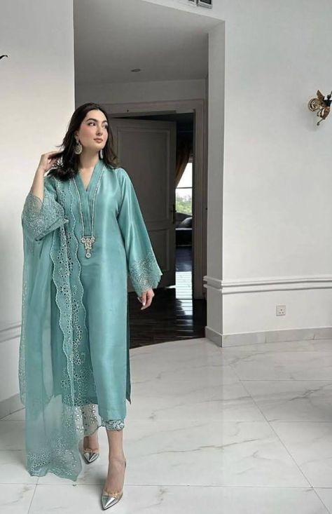 Pakistani Salwar Designs, Cochlear Implants, Eid Dress, Pakistani Formal Dresses, Pakistani Fashion Casual, Desi Fashion Casual, Pakistani Fancy Dresses, Pakistani Dresses Casual, Pakistani Fashion Party Wear