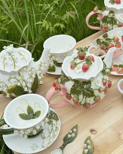 Strawberry series 🍓tea set. Hiking with the set is soooooo nice😌#fairycup #tealover #tealovers #teacup #teaset #teapot #teapots #makelifearide #teacupcollector #teacupcollection #idyllic #cupcollection #fyp #fypシ #fypage #foryou #foryoupage Aesthetic Tea Set, Teapot Aesthetic, Tea Time Aesthetic, Strawberry Teapot, Tea Party Aesthetic, Yea Party, Flower Teapot, Vintage Tea Parties, Strawberry Tea