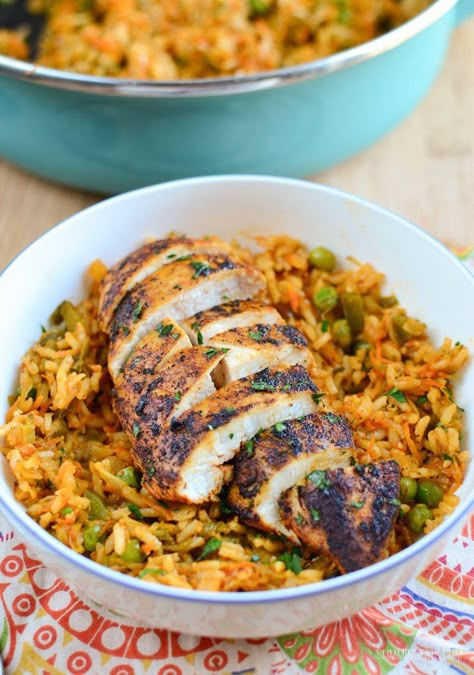 Slimming Eats Spanish Chicken and Rice - gluten free, dairy free, Slimming World and Weight Watchers friendly Chicken Recipes Rice, Rice Dinners, Spanish Chicken And Rice, Chicken And Rice Dishes, Recipes Rice, Spanish Chicken, Pregnancy Body, Rice Dinner, Chicken Breast Seasoning