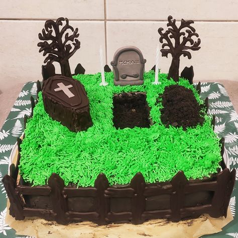 Birthday cake Graveyard Sheet Cake, Grave Yard Cake Ideas, Gravestone Cake, Cemetery Cake, Patrick Cake, Tombstone Cake, Gothic Food, Coffin Cake, Mounds Cake