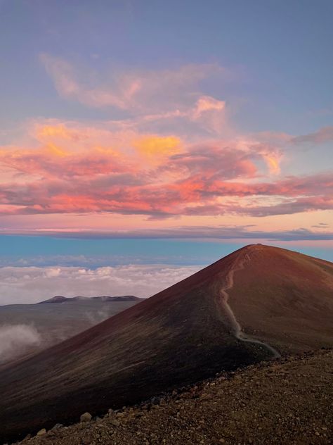 mountain upon the clouds with a beautiful sunset Mauna Kea Sunset, Hawaii Mountains Aesthetic, Kona Hawaii Aesthetic, Mauna Kea Hawaii, Hawaiian Aesthetic, Summer Widgets, Hawaii Mountains, Sunsets Hawaii, 2024 Travel