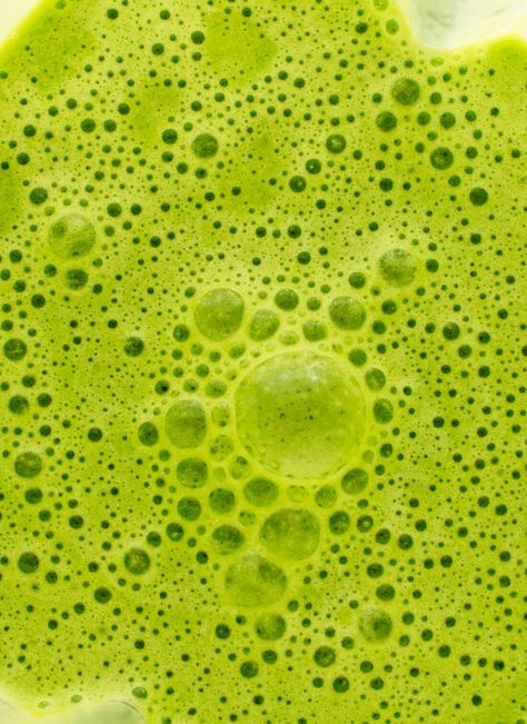 green smoothie close-up Fruit Juice Photography, Green Smoothie Aesthetic, Green Food Photography, Smoothie Photography, Green Juice Aesthetic, Juice Photo, Green Feed, Booster Juice, Smoothie Aesthetic