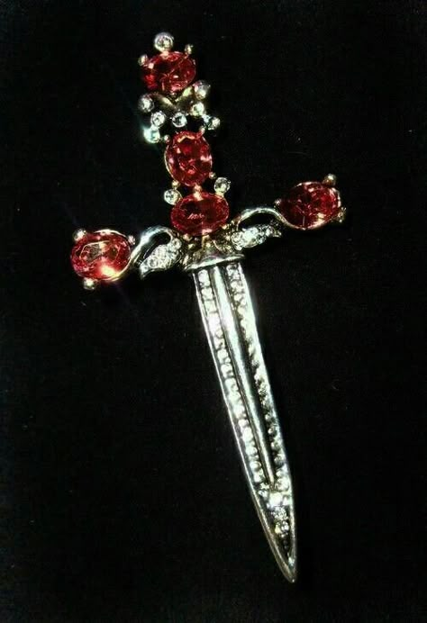 Knife Aesthetic, Anting Manik, Pretty Knives, Yennefer Of Vengerberg, Cool Knives, Creepy Cute, A Cross, 가을 패션, Red Aesthetic