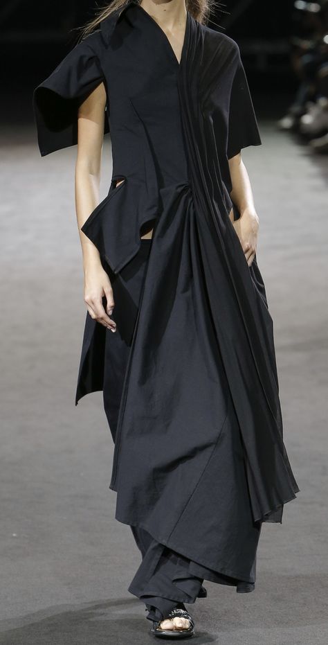 All black at Yohji Yamamoto spring 2019 fashion show, via Vogue Runway app Japanese Couture Fashion, Yogi Yamamoto Fashion, Yohji Yamamoto Women, Yohji Yamamoto Dress, Yohji Yamamoto Aesthetic, Short Womens Fashion, Yohji Yamamoto Runway, Yohji Yamamoto Street Style, Yamamoto Fashion