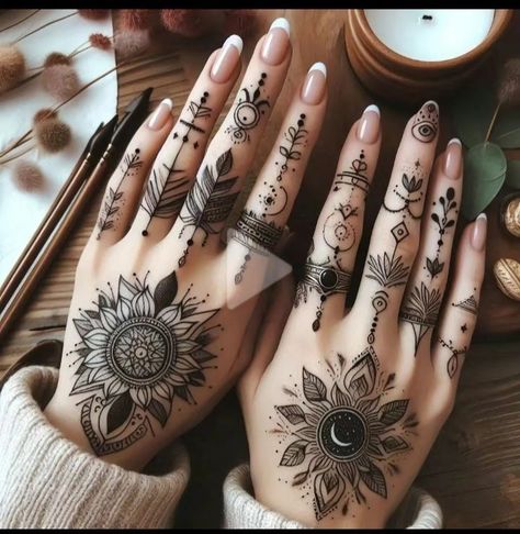 Seed Of Life Hand Tattoo, Witchy Hand Tattoos, Hand Tattoos Ideas, Girly Hand Tattoos, Hand Palm Tattoos, Tattoo Main, Unique Hand Tattoos, Hand Tattoo Ideas, Pagan Tattoo