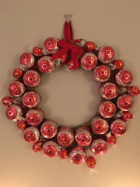 Tunnocks Tea Cakes, Lindor Chocolate, Cake Christmas, Chocolate Christmas, Tea Cake, Christmas Chocolate, Tea Cakes, Christmas Cake, Ornament Wreath