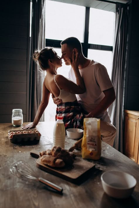 Couples Baking Together, Kitchen Couple Aesthetic, Couples Making Breakfast, Couple Baking, Couple In The Kitchen, Feminine Lifestyle, Home Photo Shoots, Couple Cooking, Christmas Shoot