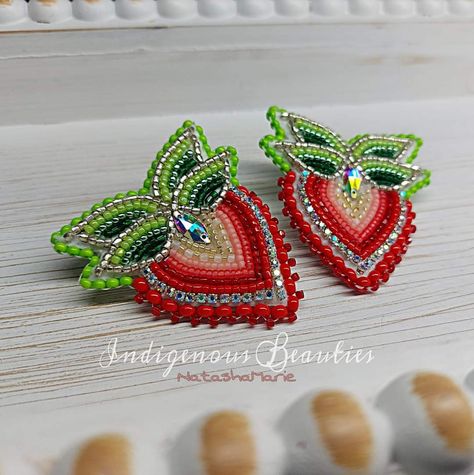 Beaded Earrings Native Beadwork, Ojibwe Beadwork, Beaded Earrings Ideas, Regalia Beadwork, Cab Earrings, Native American Beadwork Earrings, Beaded Earring Patterns, Native Bead Work, Beaded Gifts