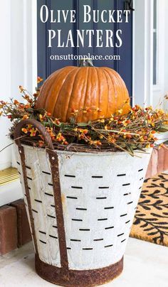 DIY Fall Olive Bucket Pumpkin Planters | Easy way to raise the pumpkins without filling up the olive buckets. Super easy and quick. Pumpkin Planters, Olive Bucket, Fall House, Pumpkin Planter, Image Halloween, Fall Planters, Fall Deco, Autumn Decorating, Fall Front Porch