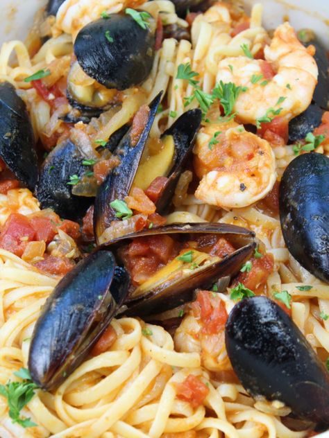 Seafood Linguini, Mussels Marinara, Mussels Pasta, Seafood Linguine, Mussels Recipe, Shrimp Recipes For Dinner, White Wine Sauce, Homemade Tomato Sauce, Wine Sauce