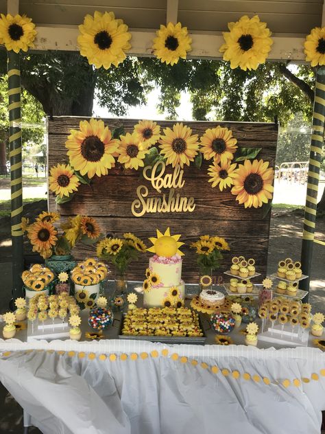 Sunflower Party Decor, Sunflower Party Themes, Sunflower First Birthday, Birthday Decorations Ideas, Sunflower Birthday Parties, First Birthday Photoshoot, Diy Sunflower, Sunflower Wedding Decorations, Sunflower Birthday