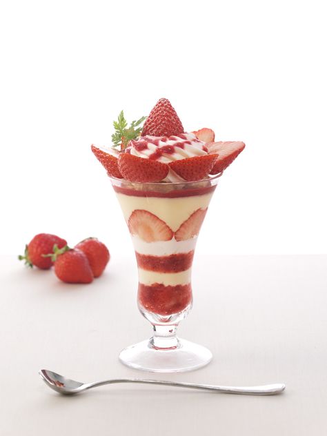 Parfait Ice Cream Parfait, Japan Dessert, Thanksgiving Sweets, Strawberry Parfait, Berry Parfait, Parfait Desserts, Food Reference, Amazing Food Decoration, Creative Desserts