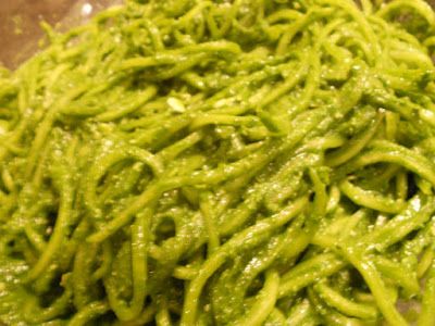 Raw Meals Easy, Veggie Appetizers, Vegan Pesto Recipe, Spaghetti With Spinach, Vegetable Spaghetti, Low Calorie Fruits, Meals Without Meat, Raw Vegan Diet, Spiralized Vegetables