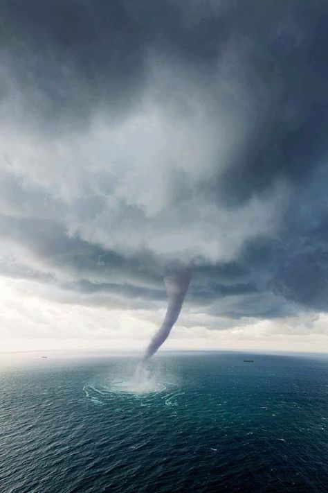 Scary Ocean, Tornado Pictures, Storm Pictures, Storm Art, Wild Weather, Water Pictures, World Peace, Art Plastique, Tornado