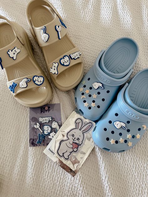 Jibbitz Crocs Ideas, Crocs With Jibbitz, Crocs Aesthetic, Crocs With Charms, Crocs Slippers, Crocs Fashion, Crocs Jibbitz, Xmas Wishes, Fancy Dresses Long