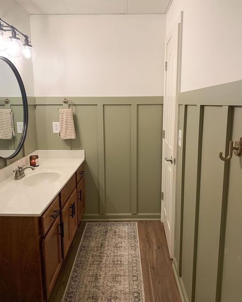 guest bathroom REVEAL! a little left over paint turned full refresh & now this “before” builder-grade bathroom has a little… | Instagram Builder Grade Bathroom Makeover, Builder Grade Updates, Builder Grade Bathroom, Builder Grade, Upstairs Bathrooms, Left Over, Guest Bathroom, Bathroom Makeover, Home Renovation