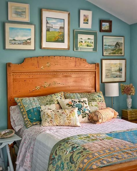 Country Cottage Guest Bedroom, Colorful Country Bedroom, Coastal Cottagecore Bedroom, Beach Cottagecore, Blue Cottagecore, Cottage Bedroom, Dream House Decor, Beautiful Bedrooms, Bed Room