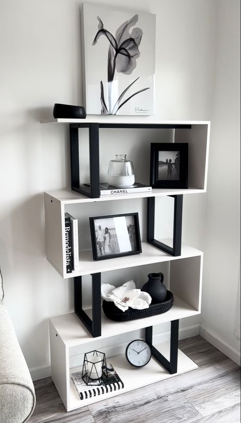 Black and white bookshelf ideas for book shelf home decor ideas black-and-white home decor modern decor Black And White Living Room Decor, Black Room Decor, Black Living Room Decor, White Living Room Decor, Modern Apartment Decor, Apartment Decorating Living, Black And White Living Room, White Room Decor, Home Decor Wallpaper