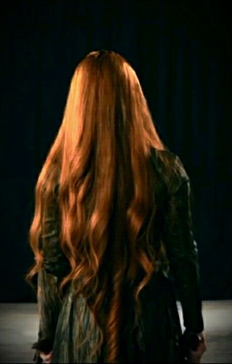 Tauriel's beautiful hair.                                                                                                                                                                                 More Tauriel Hair, Tauriel Aesthetic, Arwen Cosplay, Tauriel Cosplay, Legolas And Tauriel, Kili And Tauriel, Mirkwood Elves, Wood Splitting, Lotr Costume