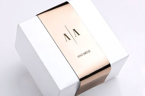 HIPPIE GOLD packaging: white box + gold + logo white for women , black for men Gifts Box, Design Brochure, Graphic Design Packaging, Box Packaging Design, Gift Box Packaging, Luxury Packaging, Cosmetic Packaging, Packaging Design Inspiration, Gold Logo