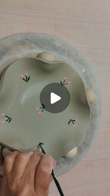 Céramique par Nature | L'ASSIETTE ONDULÉE   C'est une assiette toute simple et facile à réaliser.  Un disque d'argile, un gabarit à 5 quartiers, des billes ... | Instagram Cute Simple Pottery Ideas, Simple Clay Ideas, Simple Pottery Ideas, Clay Modelling Ideas, Modelling Clay Ideas, Modeling Clay Ideas, Modelling Clay, Cerámica Ideas, Tassen Design