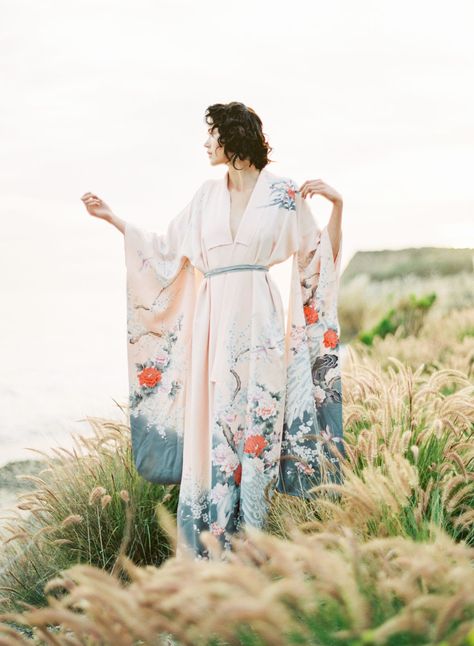 Japanese-Style Wedding Inspiration With Blooms Galore Japanese Wedding Dress, Moda Kimono, Furisode Kimono, Kimono Style Dress, Purple Palette, Bridal Kimono, Japanese Wedding, Wedding Kimono, Japanese Dress