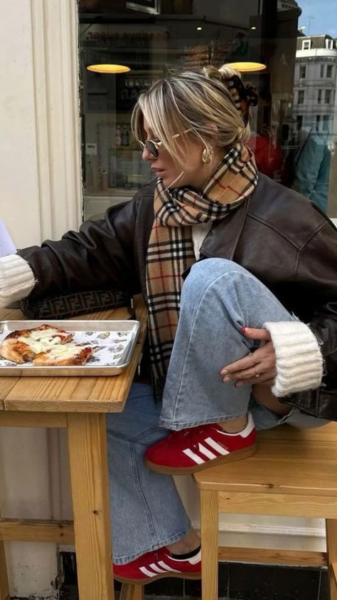 Burberry Scarf Outfit, Red Sneakers Outfit, Adidas Gazelle Outfit, Shooting Pose, Adidas Samba Outfits, Samba Outfits, Looks Adidas, Dinner Outfit Casual, Adidas Samba Outfit