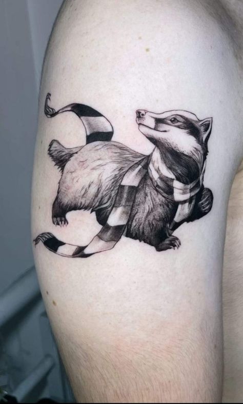 Tatuaje de Hufflepuff hurón Honey Badger Tattoo, Hufflepuff Tattoo, Badger Tattoo, Harry Potter Tattoos, Harry Potter Hufflepuff, Honey Badger, Nail Tattoo, Tattoo Models, Badger