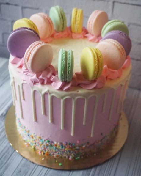 Macarons and cake make the best *aesthetic* photos : Baking Cute Cakes With Macarons, Macaron Birthday Party Decorations, Rainbow Macaron Cake, Cake With Macaroons On Top, Macaroons Birthday Cake, Pastel Macaron Cake, Macarons Birthday Cake, Macaroon Cake Ideas, Cake Decorating With Macarons