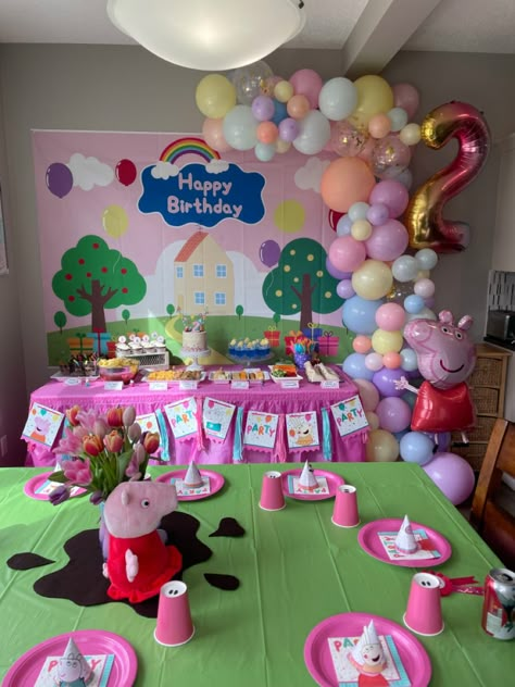 Peppa Pig Birthday Party Theme, Muddy Puddles Peppa Party, Peppa Pig Balloon Arch, Peppa Pig Food Ideas, Peppa Pig Birthday Party Decorations Diy, Peppa Pig Birthday Party Food, Peppa Pig Party Food, Peppa Pig Themed Birthday Party, Pegga Pig