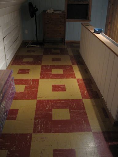 Funky vintage tile pattern--this is fun and could be easily & cheaply replicated by using Armstrong 12"x12" tile squares from any Big Box Hardware store. 60s Floor Tiles, Vct Tile Patterns, Linoleum Patterns, English Rose Kitchen, Vintage Flooring, Vct Flooring, Lino Flooring, Vinyl Flooring Rolls, Vct Tile