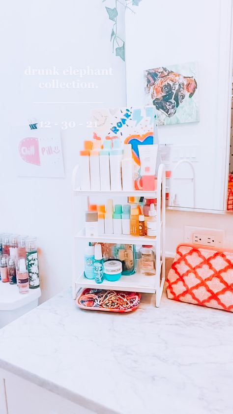 Preppy Things To Put On Shelves, Preppy Bathroom Products, Bathroom Decor Preppy, Preppy Makeup Organizer, Preppy Bathrooms, Preppy Bathroom Decor, Preppy Bathroom Ideas, Coconut Girl Room, Preppy Bathroom