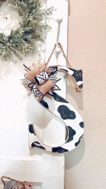 Cow Print Crafts Diy, Cow Print Craft Ideas, Cow Diy Decor, Cow Print Crafts, Western Home Decor Diy Crafts, Cow Print Diy, Cow Print Front Door Sign, Cow Gift Ideas, Cow Print Letters