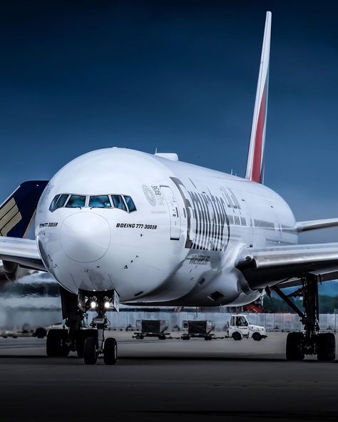 Boeing 777 Wallpaper, Emirates Wallpaper, Emirates Pilot, 3d Phone Wallpaper, Jets Privés De Luxe, Plane Wallpaper, Emirates Airlines, Emirates Flights, Jet Privé