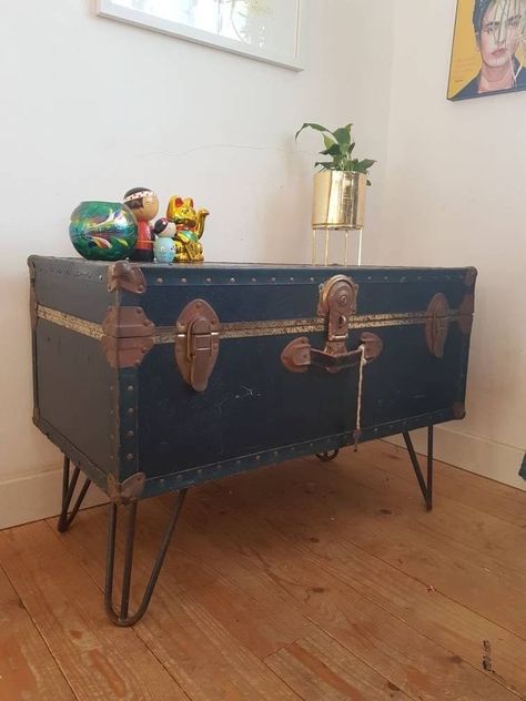 Diy Trunk Table, Upcycle Chest Trunk, Vintage Trunk Ideas, Trunk Ideas Decor, Upcycle Trunk, Old Trunk Ideas Decor, Metal Trunk Painting Ideas, Vintage Trunk Decor, Refurbished Trunk