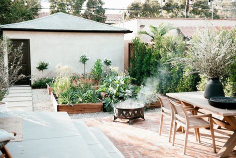 california backyard firepit and table Porch Inspiration, California Backyard, California Bungalow, Outdoor Dining Room, Backyard Remodel, Diy Outdoor Decor, Outdoor Decorating, Out West, Backyard Spaces