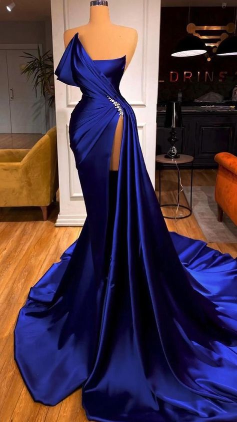 Evening Dress Long, Dress With Train, Prom Girl Dresses, Senior Prom Dresses, Stunning Prom Dresses, Prom Ideas, Prom Dresses For Teens, Glamour Dress, Prom Dress Inspiration