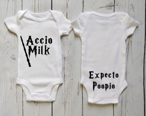 Cricut Onesie Ideas, Harry Potter Baby Clothes, Baby Onesies Diy, Harry Potter Onesie, Onesie Ideas, Harry Potter Baby Shower, Onesies Baby, Cricut Baby