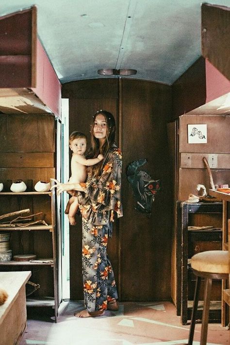 Hippie Commune, Hippie Mom, Boho Baby Room, Bohemian Diesel, Earth Mama, Hippie Lifestyle, Hippie Life, Mode Boho, Mama Style