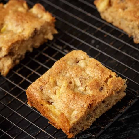 Apple Blondies Apple Blondies Recipe, Apple Brownies, Apple Blondies, Apple Pie Bars, Apple Hand Pies, Blondies Recipe, Dessert Bar Recipe, Cinnamon Apple, Pie Bar