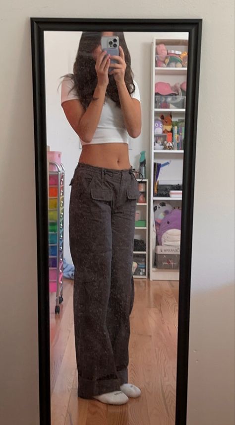 Brandy Kim Pants, Kim Pants, Comfy School Outfits, Earthy Outfits, Cargo Pants Outfit, Outfits Y2k, Simple Fits, Simple Trendy Outfits, Other Outfits