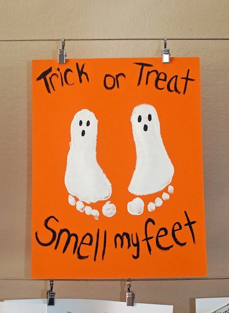 Halloween Footprints, Halloween Art Projects, Halloween Crafts Preschool, Halloween Crafts For Toddlers, Halloween Arts And Crafts, Easy Halloween Crafts, Halloween Activities For Kids, Halloween Painting, Halloween Diy Crafts