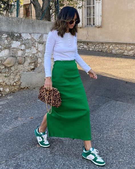 Green Pencil Skirt Outfit, Long Maxi Skirt Outfits, Green Skirt Outfits, Long Green Skirt, Denim Dress Outfit, Looks Adidas, Slip Dress Outfit, White Dress Outfit, Sneaker Outfits