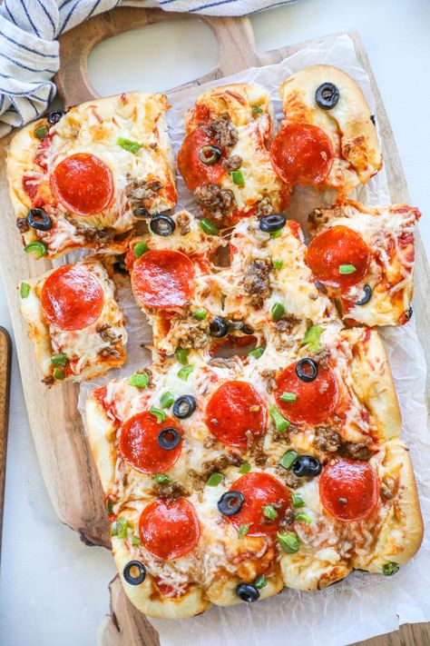 Pull Apart Pizza Bread · Easy Family Recipes Fall Pizza Recipes, Pizza Recipies, Pizza Pull Apart Bread, Frozen Bread Dough Recipes, Pizza Pull Apart, Pull Apart Pizza, Cheesy Pull Apart Bread, Pull Apart Pizza Bread, Recipe To Cook