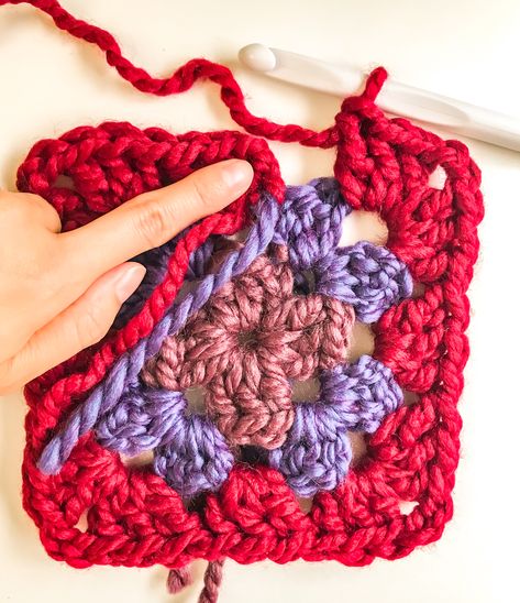 FREE CROCHET PATTERN: How to Crochet a Simple, Super Chunky Granny Square by BrennaAnnHandmade Crochet With Chunky Yarn, Chunky Granny Square, Weaving Diy, Yarn Color Combinations, Handmade Knitwear, Granny Squares Pattern, Chunky Wool, Super Chunky, Granny Squares